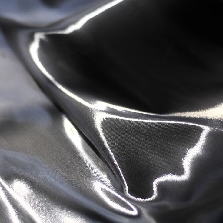 Vodni lak s prozornim plaščem